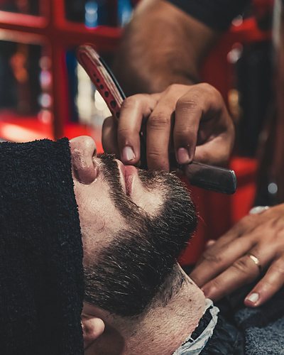 Oblikovanje brade britvom — Habibi Brada barbershop, Sremska Mitrovica