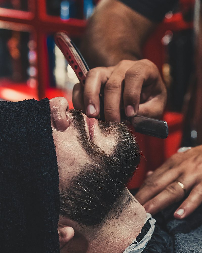 Brijanje i oblikovanje brade britvom — barbershop Sremska Mitrovica (ilustracija usluge) barbershopa